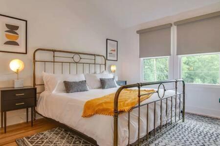 Greenwood House | Stylish Nashville Retreat with Garage