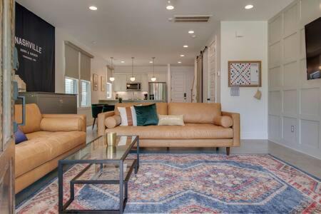 Greenwood House | Stylish Nashville Retreat with Garage