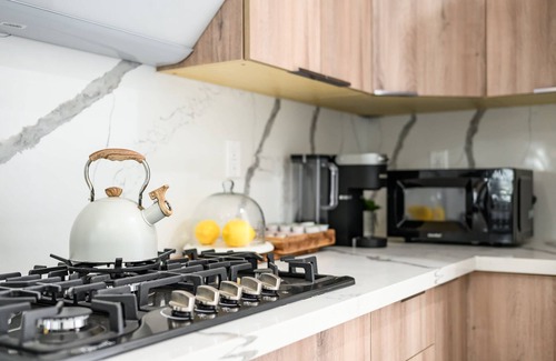 West Covina House | Stylish New Home Bright Modern Fully Stocked