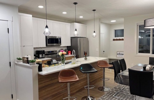 Southwest Edmonton House | Stylish New Home, Near Shops, WiFi, 2V Garage, Smart TV, Private Yard, Near ✈️.