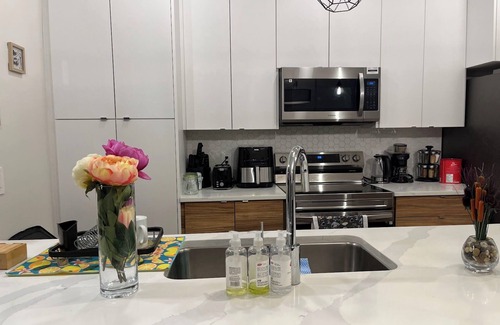 Southwest Edmonton House | Stylish New Home, Near Shops, WiFi, 2V Garage, Smart TV, Private Yard, Near ✈️.