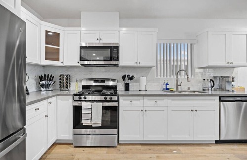 Los Angeles County House | Stylish New home Near DTLA, Disneyland, SOFI