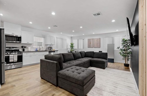 Los Angeles County House | Stylish New home Near DTLA, Disneyland, SOFI
