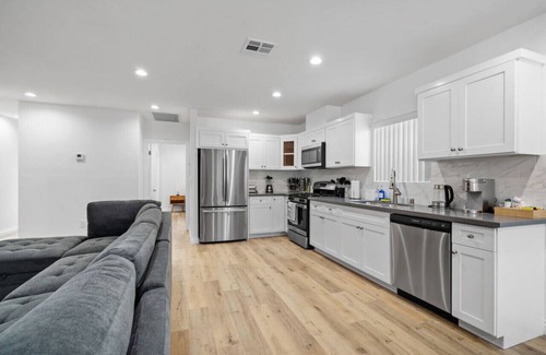 Los Angeles County House | Stylish New home Near DTLA, Disneyland, SOFI