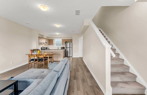 Niagara Falls House | Stylish Niagara Falls Getaway with Rooftop City Views