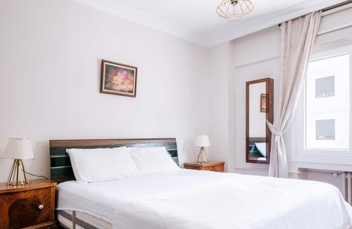 Kadikoy Apartment | Stylish Oasis with Lovely Balcony 10 min to Moda