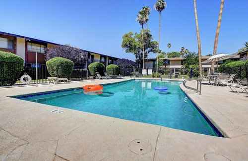 Fashion Square House | Stylish Old Town 2Bd 2Ba Townhome Pool AC Fashion Square