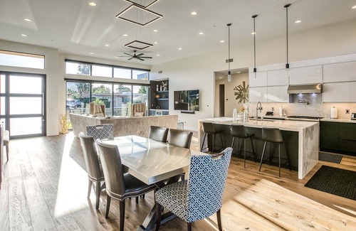 Camelback Park Estates Villa | Stylish Old Town Villa - Walk to Dining, Shops & Enjoy Private Pool