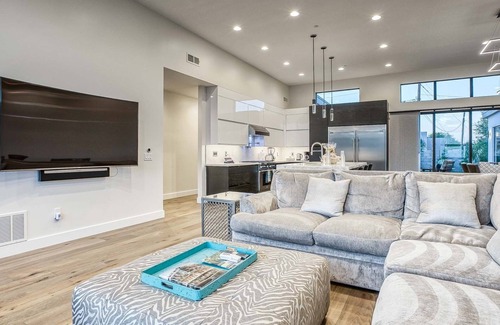 Camelback Park Estates Villa | Stylish Old Town Villa - Walk to Dining, Shops & Enjoy Private Pool