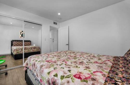 Wilshire Apartment | Stylish One-Bedroom Retreat with Central AC & Free Parking in the Heart of Hollywood