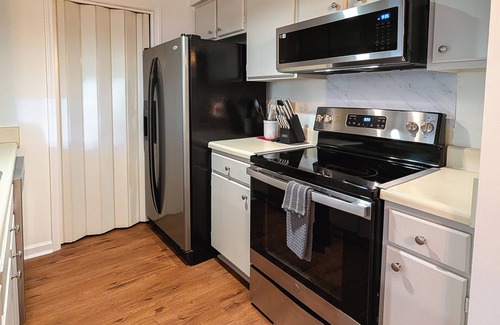 Cary House | Stylish One-Level Near RDU - Cozy & Modern