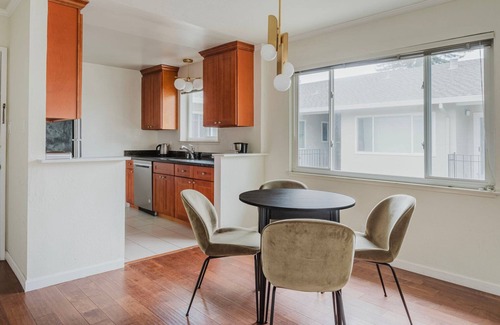 University South Apartment | Stylish Palo Alto 2BR w/Balcony, Courtyard & W/D