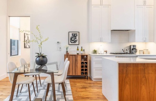 Knox - Henderson House | Stylish & Perfectly Located Deluxe 2-Bed Townhome