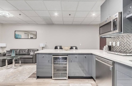 Town Center Condo | Stylish & Prestigious! 2 Bed/2 Bath-On The Avenue