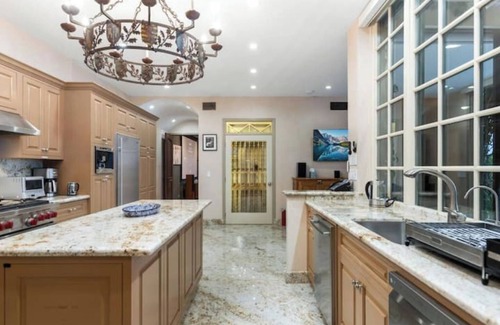 Bel Air House | Stylish, Private Mediterranean Bel Air View Estate