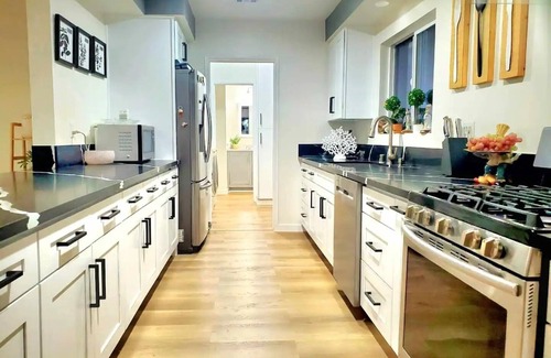 Granada Hills South House | Stylish Ranch with Gorgeous Swimming Pool & Piano