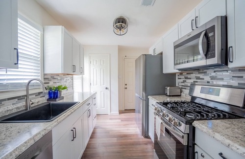 Memphis House | Stylish & Relaxing 3 BDR in Heart of East Memphis