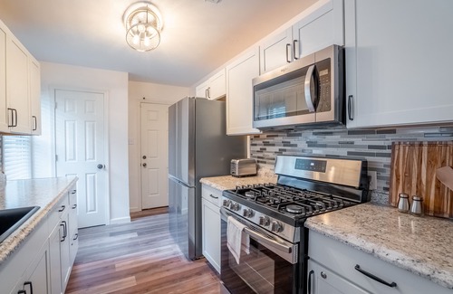 Memphis House | Stylish & Relaxing 3 BDR in Heart of East Memphis
