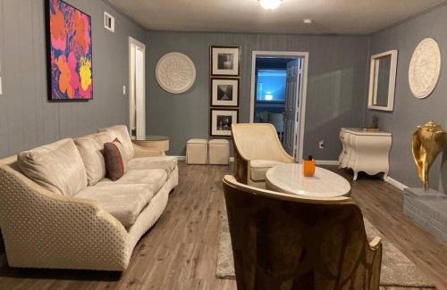 Parkway Village House | Stylish Remodeled 23 Large beds Near Elvis Presley