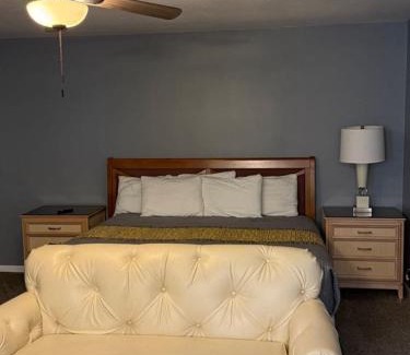 Parkway Village House | Stylish Remodeled 23 Large beds Near Elvis Presley