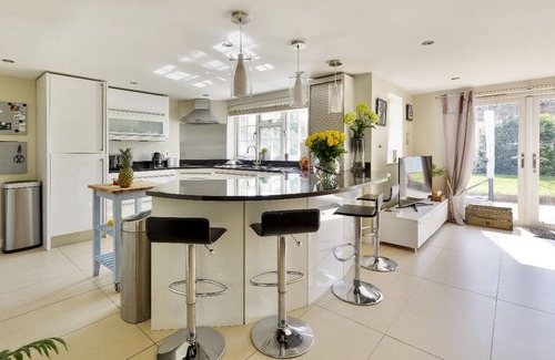 Bracknell House | Stylish Remodelled Cottage Spacious 4 bedrooms sleeps 8, parking for 3 cars