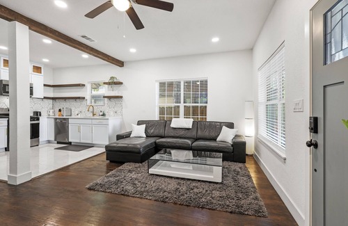Dallas House | Stylish renovated 1-bedroom/1 bath duplex in Oaklawn/uptown Dallas with office