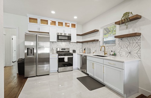 Dallas House | Stylish renovated 1-bedroom/1 bath duplex in Oaklawn/uptown Dallas with office