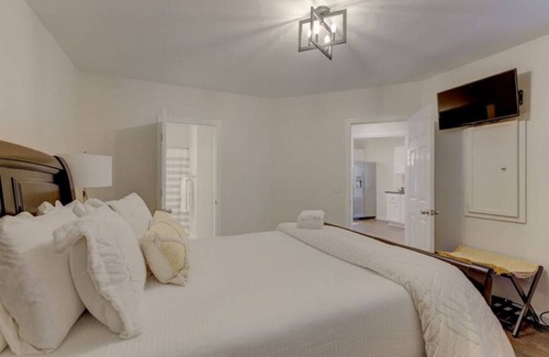 Columbia House | ✰ Stylish Renovated 1 BR ✰ Blocks from Lex Medical
