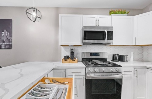 Bayonne Apartment | Stylish Retreat | 3-BR | Train to NYC access