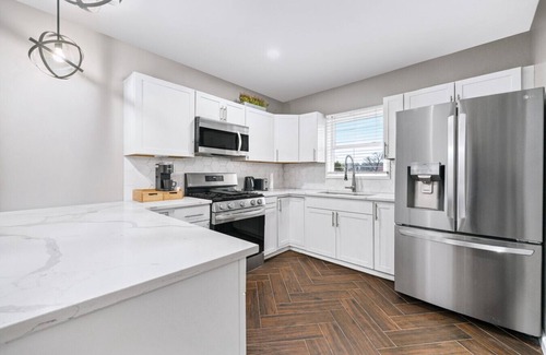 Bayonne Apartment | Stylish Retreat | 3-BR | Train to NYC access