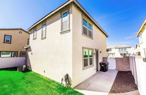 Eastvale Downs House | Stylish Retreat on Sendero Avenue – Perfect for Your Next Getaway #41351