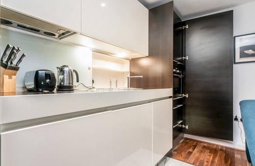 St Luke's Apartment | Stylish Retreat | Walk to Barbican & St. Paul’s | Pass the Keys