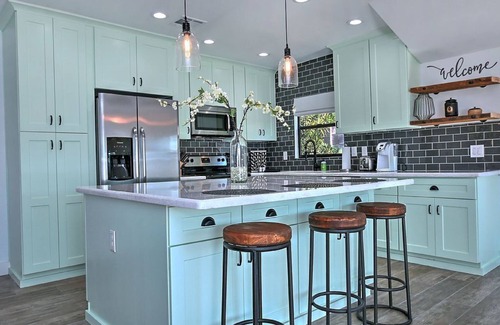 Pierson Place Historic District House | Stylish Retreat with Heated Pool with Jets, Outdoor Kitchen, BBQ & Putting Green