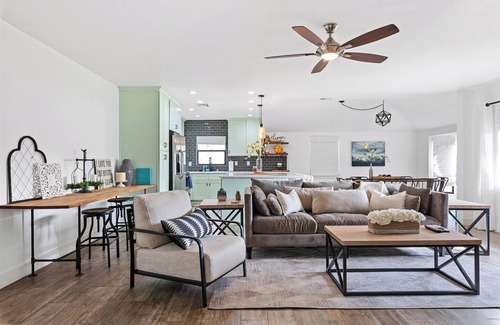 Pierson Place Historic District House | Stylish Retreat with Heated Pool with Jets, Outdoor Kitchen, BBQ & Putting Green