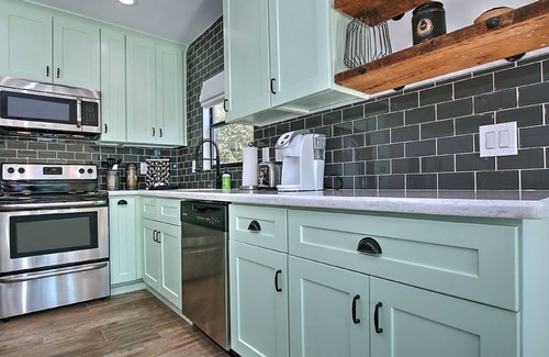 Pierson Place Historic District House | Stylish Retreat with Heated Pool with Jets, Outdoor Kitchen, BBQ & Putting Green