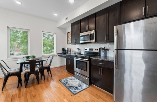 North Chesterfield House | Stylish RVA Rooftop Retreat - 3BR, 3BA, King Bed, Sleeps 6 & Free Parking!
