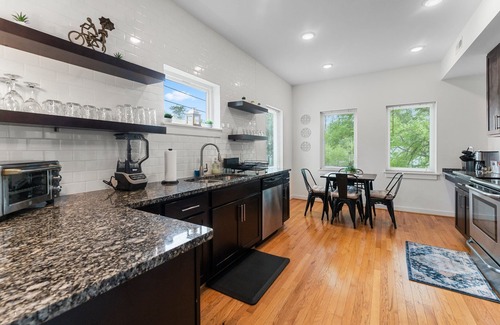 North Chesterfield House | Stylish RVA Rooftop Retreat - 3BR, 3BA, King Bed, Sleeps 6 & Free Parking!