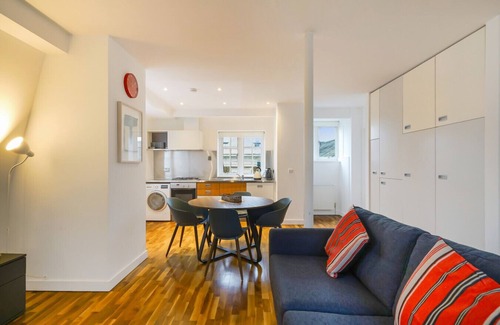Hoxton West Apartment | Stylish School Conversion Hoxton City Spacious 1 bed with Free Parking