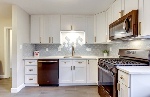 Mount Scott-Arleta House | Stylish SE Portland Getaway! Close to foodcarts, drinks, & more!
