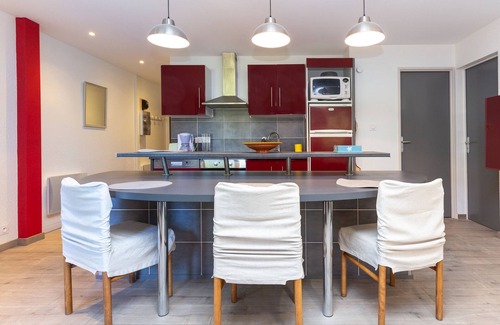 Le Penon Apartment | Stylish Seaside Apt Near Beach & Market, Newly Renovated, Parking & WIFI Included