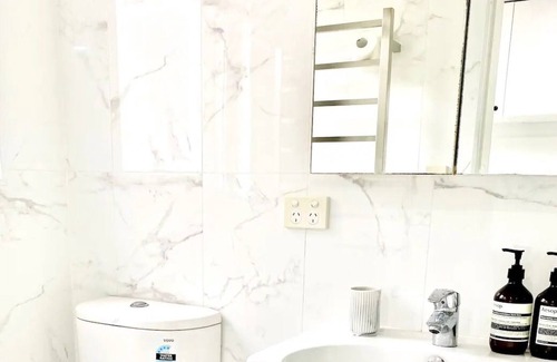 Pymble House | Stylish Self-Contained Guesthouse 5 mins to Trains