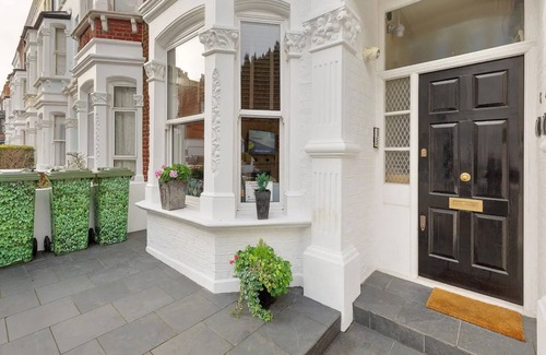 Munster Apartment | Stylish self contained patio Garden Apartment in London’s fashionable SW6,
