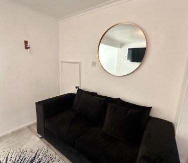 Moffat Apartment | Stylish&Serene 2 bedroom stay!