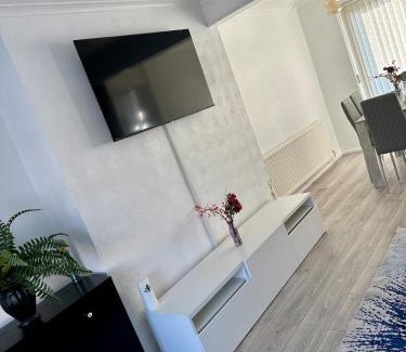Moffat Apartment | Stylish&Serene 2 bedroom stay!