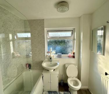 Moffat Apartment | Stylish&Serene 2 bedroom stay!