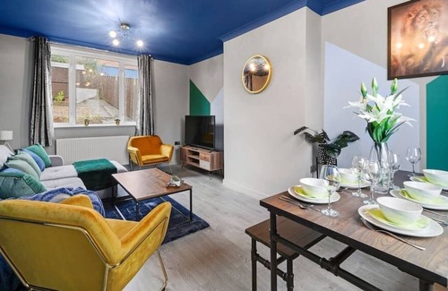 Sheffield House | Stylish Sheffield Abode - Parking