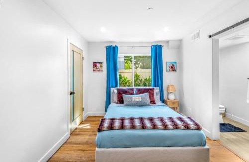 Sherman Oaks Apartment | Stylish Sherman Oaks Townhouse 3bed + 3.5bath All Master Suites