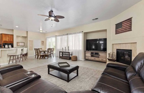 Greenacres House | Stylish Silver Falls 4BR KING Master Game Room