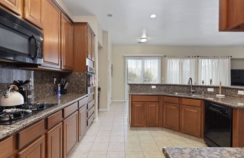 Greenacres House | Stylish Silver Falls 4BR KING Master Game Room