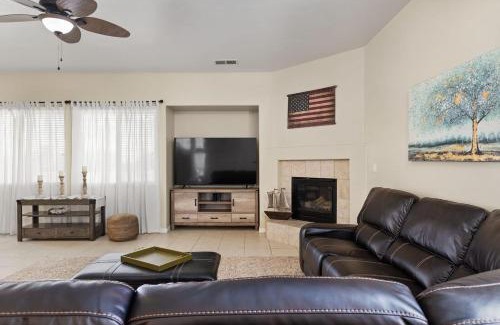 Greenacres House | Stylish Silver Falls 4BR KING Master Game Room